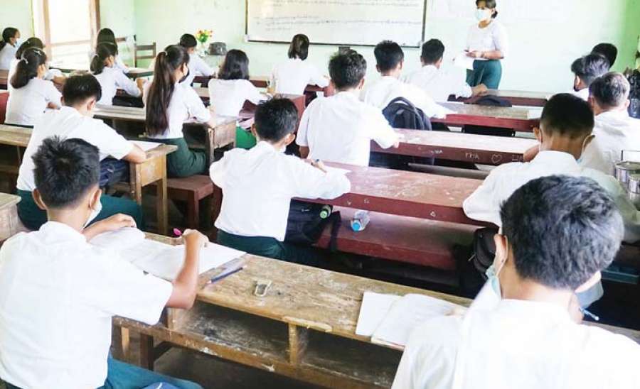 ပန်းကလေးတွေ လှနေတာကိုပဲ ကြည့်နေချင်သည်