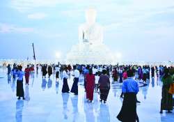 မာရဝိဇယမြတ်ဗုဒ္ဓ စည်ကားသိုက်မြိုက်စွာပူဇော်ကြ