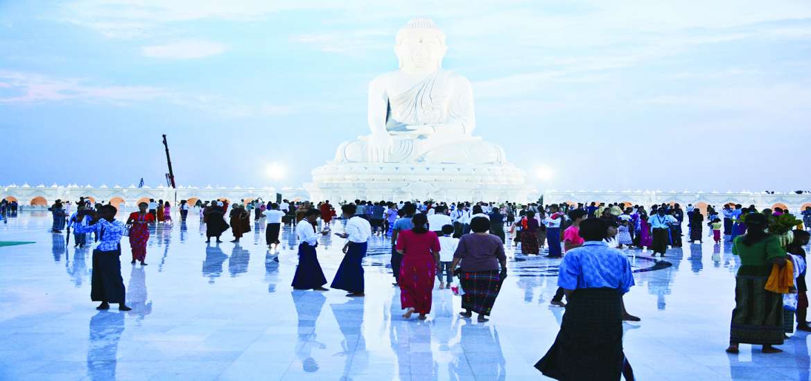 မာရဝိဇယမြတ်ဗုဒ္ဓ စည်ကားသိုက်မြိုက်စွာပူဇော်ကြ