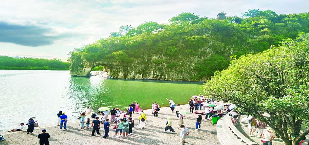 ငြိမ်းချမ်းသည့်ကွေ့လင်၊ တောက်ပသည့် လီမြစ်နှင့် အစိမ်းရောင်ရေပြင်ပေါ်က အတွေးတစ်စ